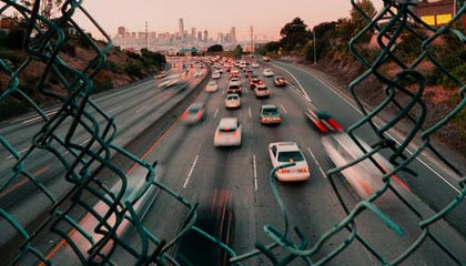 ayx爱游戏_ 字母哥关键封盖，雄鹿险胜篮网，巩固东部第一，字母哥因伤早退雄鹿惨败 老鹰主场过关扳成2-2