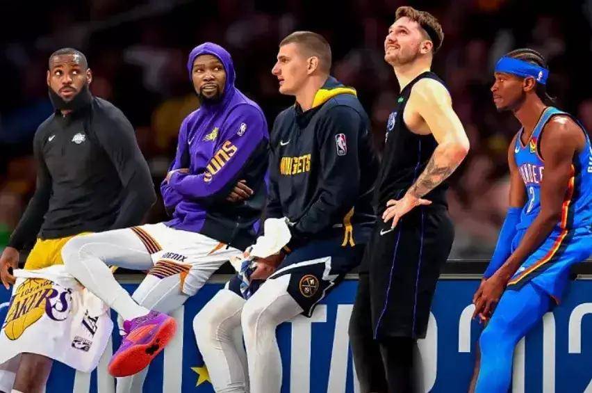 关于模拟比赛：专家预测季后赛可能的关键对决的信息