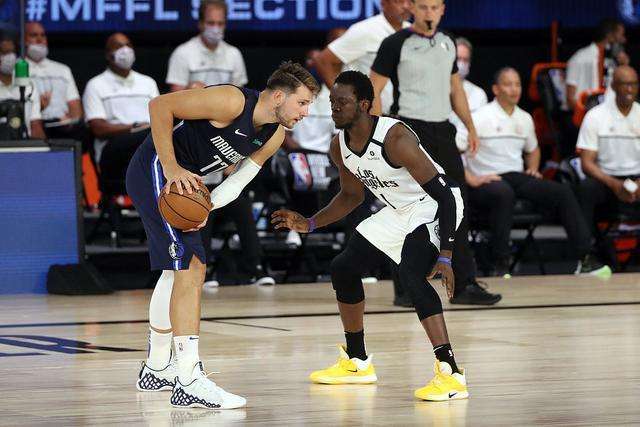 关于模拟比赛：专家预测季后赛可能的关键对决的信息