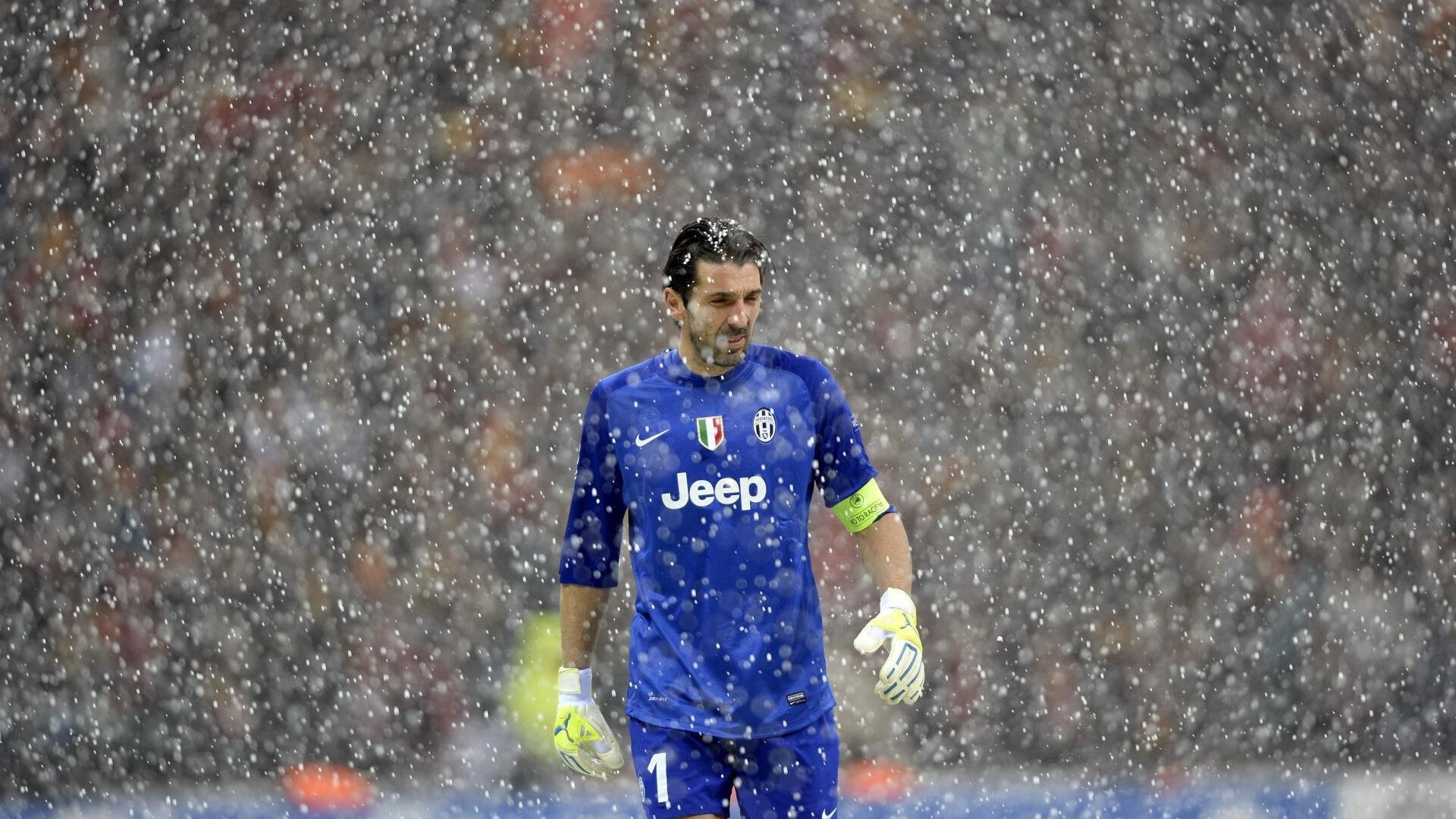 切尔西女足夺冠后球员庆祝画面，切尔西女足队长